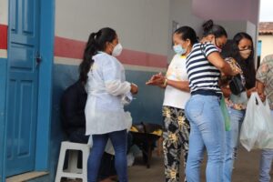 Equipe na Feira distribuindo máscaras , álcool gel e orientações a população