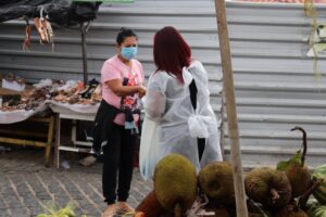 Equipe na Feira distribuindo máscaras , álcool gel e orientações a população